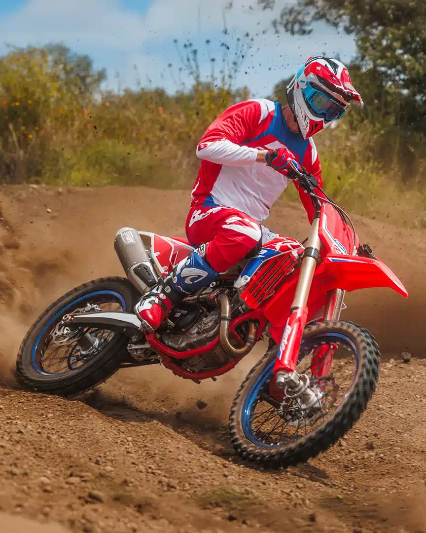 Motocross-Fahrer auf einer Beta RX 450 4T beim Kurvenfahren im Gelände