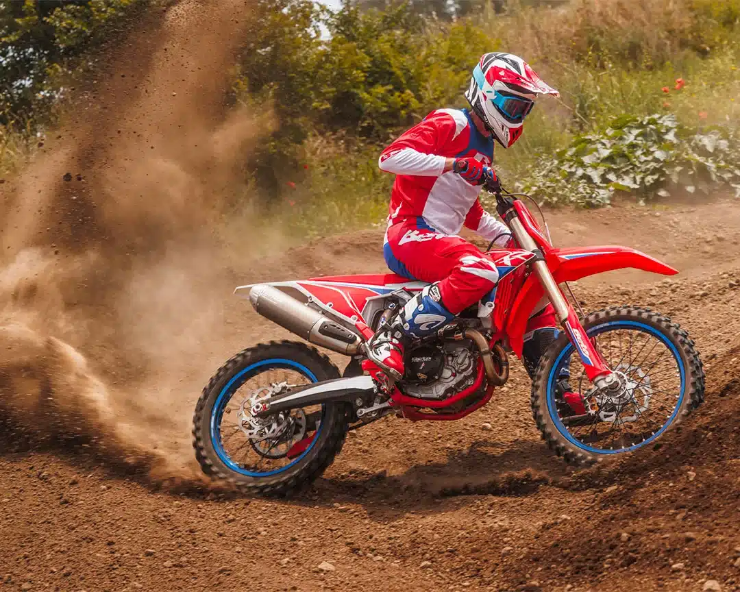 Beta RX 450 4T Motocross-Motorrad wird von einem Fahrer auf einer Offroad-Strecke gefahren.