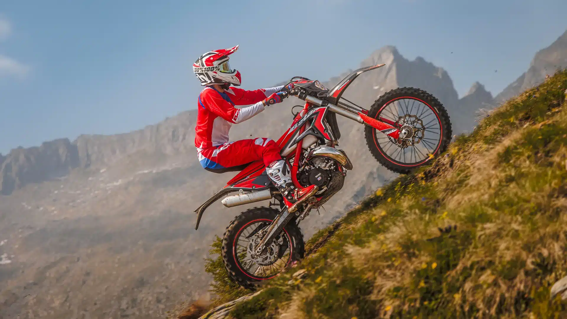 Beta Xtrainer 250 MY 2026 beim steilen Anstieg im Gelände, gefahren von einem Enduro-Fahrer in roter Schutzkleidung.