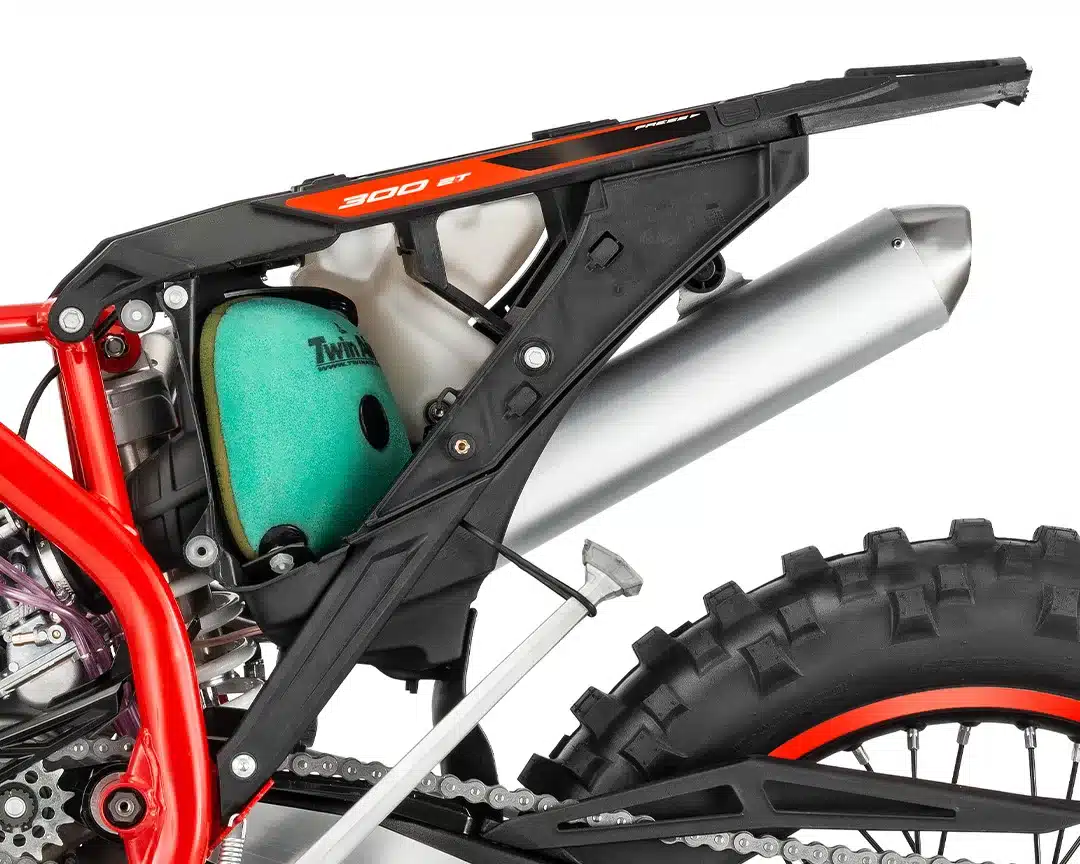 Nahaufnahme des Rahmens, Luftfilters und Auspuffs einer Beta 300 Enduro