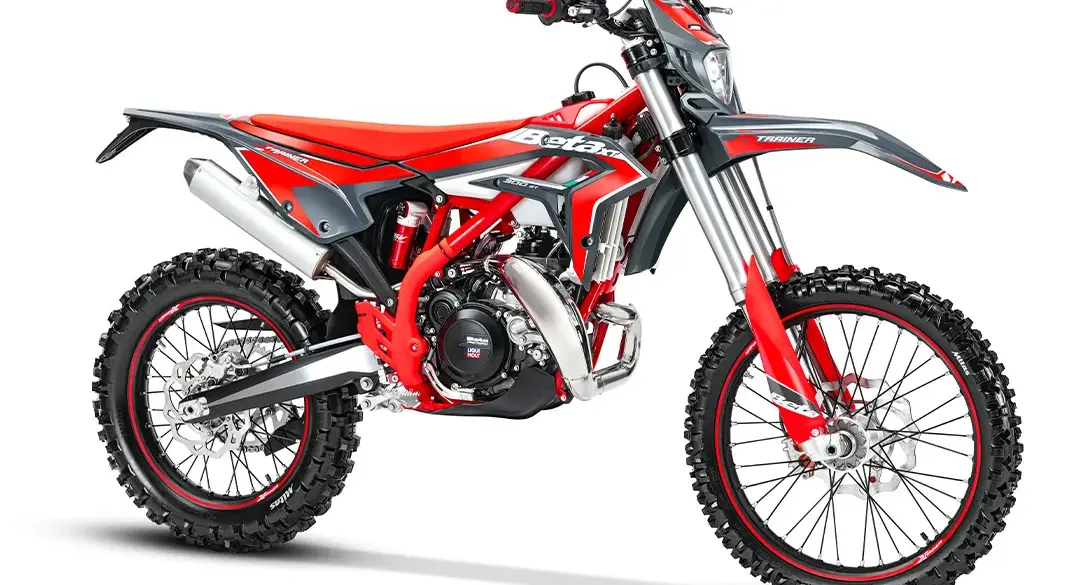 Beta Xtrainer 250 MY 2026 Enduro-Motorrad in Grau und Rot von der Seite, technisch modern, mit grobstolligen Reifen.