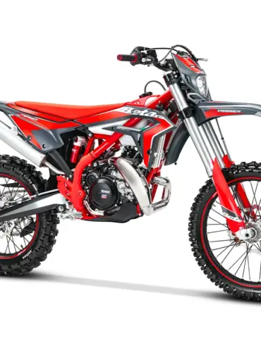 Beta Xtrainer 250 MY 2026 Enduro-Motorrad in Grau und Rot von der Seite, technisch modern, mit grobstolligen Reifen.