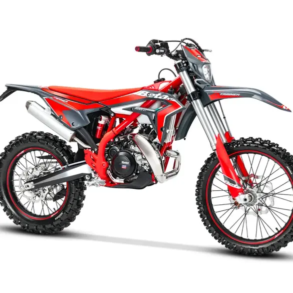 Beta Xtrainer 250 MY 2026 Enduro-Motorrad in Grau und Rot von der Seite, technisch modern, mit grobstolligen Reifen.