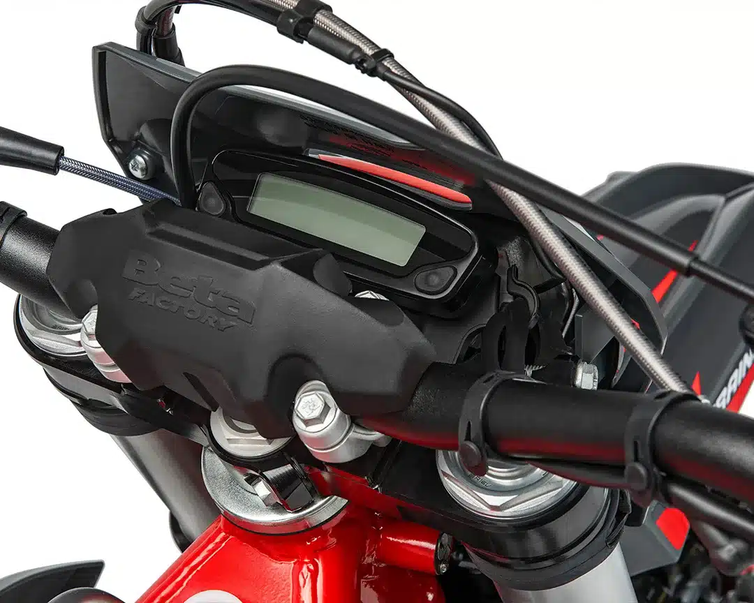 Cockpit und Lenker der Beta Xtrainer 250 MY 2026, mit digitalem Display und Bedienelementen.