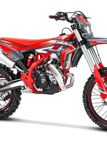 Seitenansicht der Beta Xtrainer 300 Modelljahr 2026 in Grau-Rot auf weißem Hintergrund.