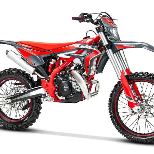 Seitenansicht der Beta Xtrainer 300 Modelljahr 2026 in Grau-Rot auf weißem Hintergrund.