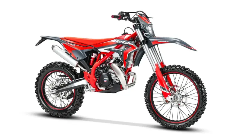 Seitenansicht der Beta Xtrainer 300 Modelljahr 2026 in Grau-Rot auf weißem Hintergrund.