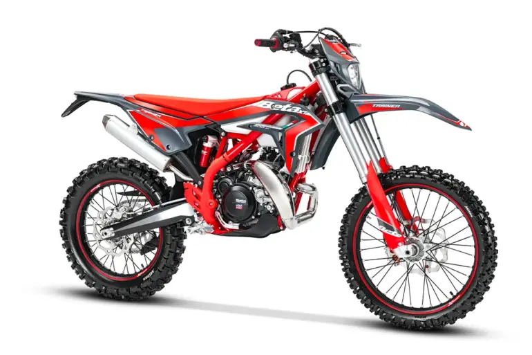 Seitenansicht der Beta Xtrainer 300 Modelljahr 2026 in Grau-Rot auf weißem Hintergrund.