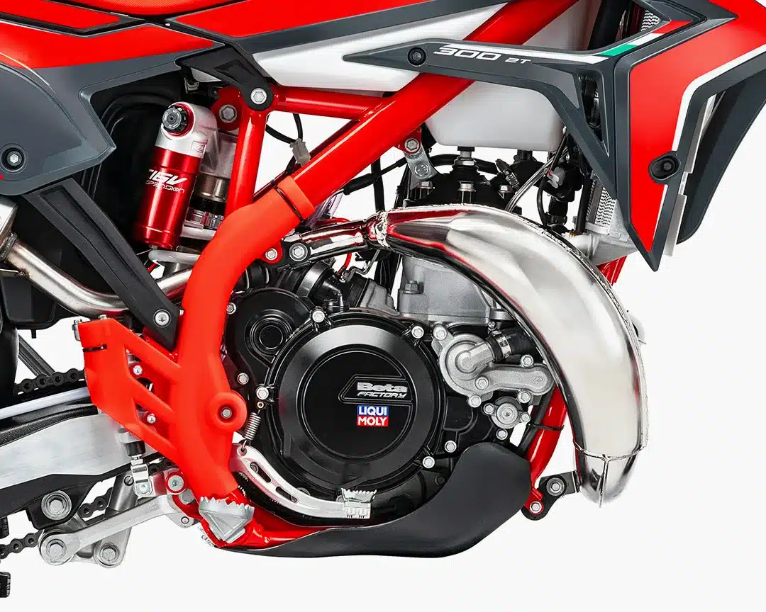 Detailaufnahme des Motors der Beta Xtrainer 300 MY 2026 mit rotem Rahmen und sichtbarem Auspuff.