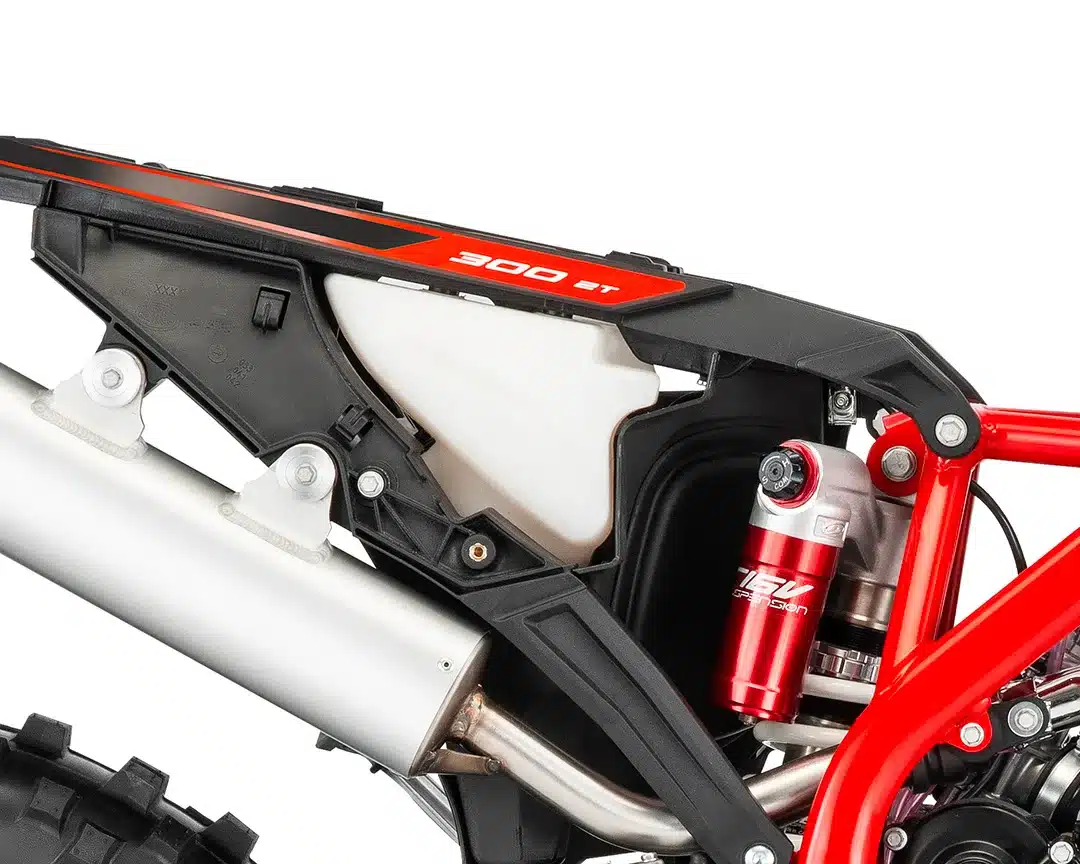 Detailaufnahme vom Heckrahmen, Federbein und Auspuff der Beta Xtrainer 300 MY 2026 Enduro.