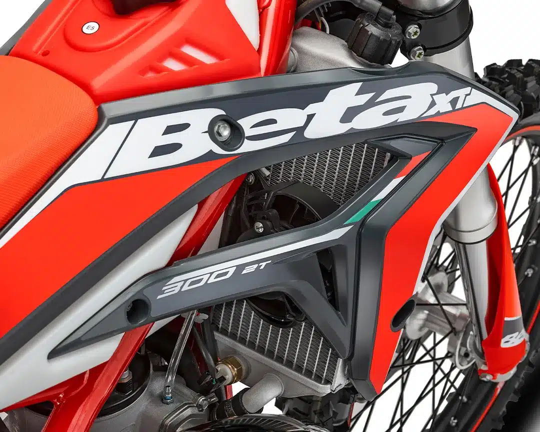 Detailaufnahme des Rahmens, Kühlers und der Verkleidung der Beta Xtrainer 300 MY 2026