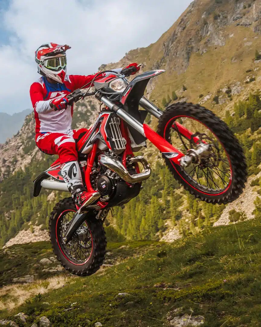 Offroad-Motorrad Beta Xtrainer 300 Modell 2026 beim Sprung im alpinen Gelände