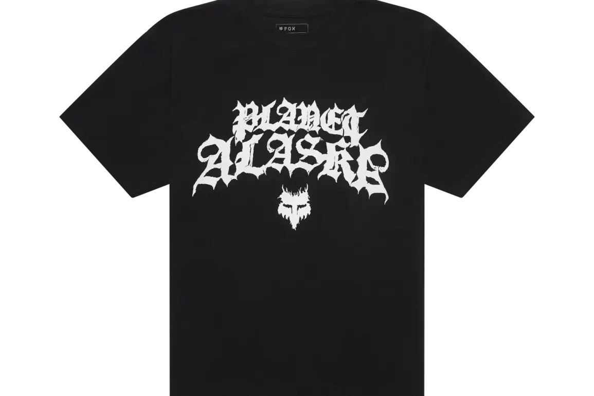 Schwarzes T‑Shirt mit weißem Planet Alaska Schriftzug und Grafik von Fox Racing, inspiriert von Brage Vestavik.