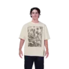 Modell trägt ein off‑white Oversized T‑Shirt mit auffälliger Grand‑Prix‑Cycles Grafik im Vintage-Stil.