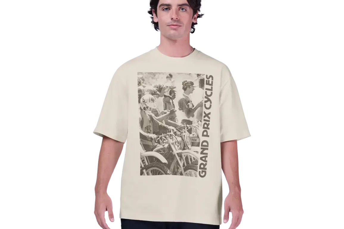 Modell trägt ein off‑white Oversized T‑Shirt mit auffälliger Grand‑Prix‑Cycles Grafik im Vintage-Stil.