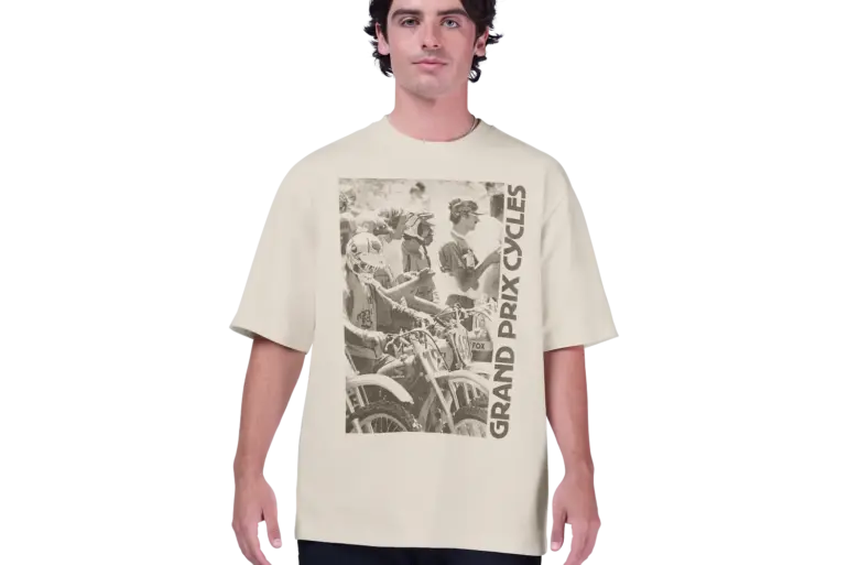 Modell trägt ein off‑white Oversized T‑Shirt mit auffälliger Grand‑Prix‑Cycles Grafik im Vintage-Stil.