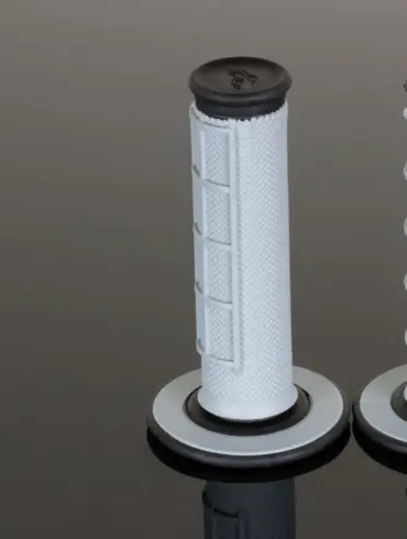 Zwei Motorradgriffe der Dual MX Serie in unterschiedlichen Profilvarianten von Renthal.