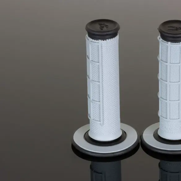 Zwei Motorradgriffe der Dual MX Serie in unterschiedlichen Profilvarianten von Renthal.