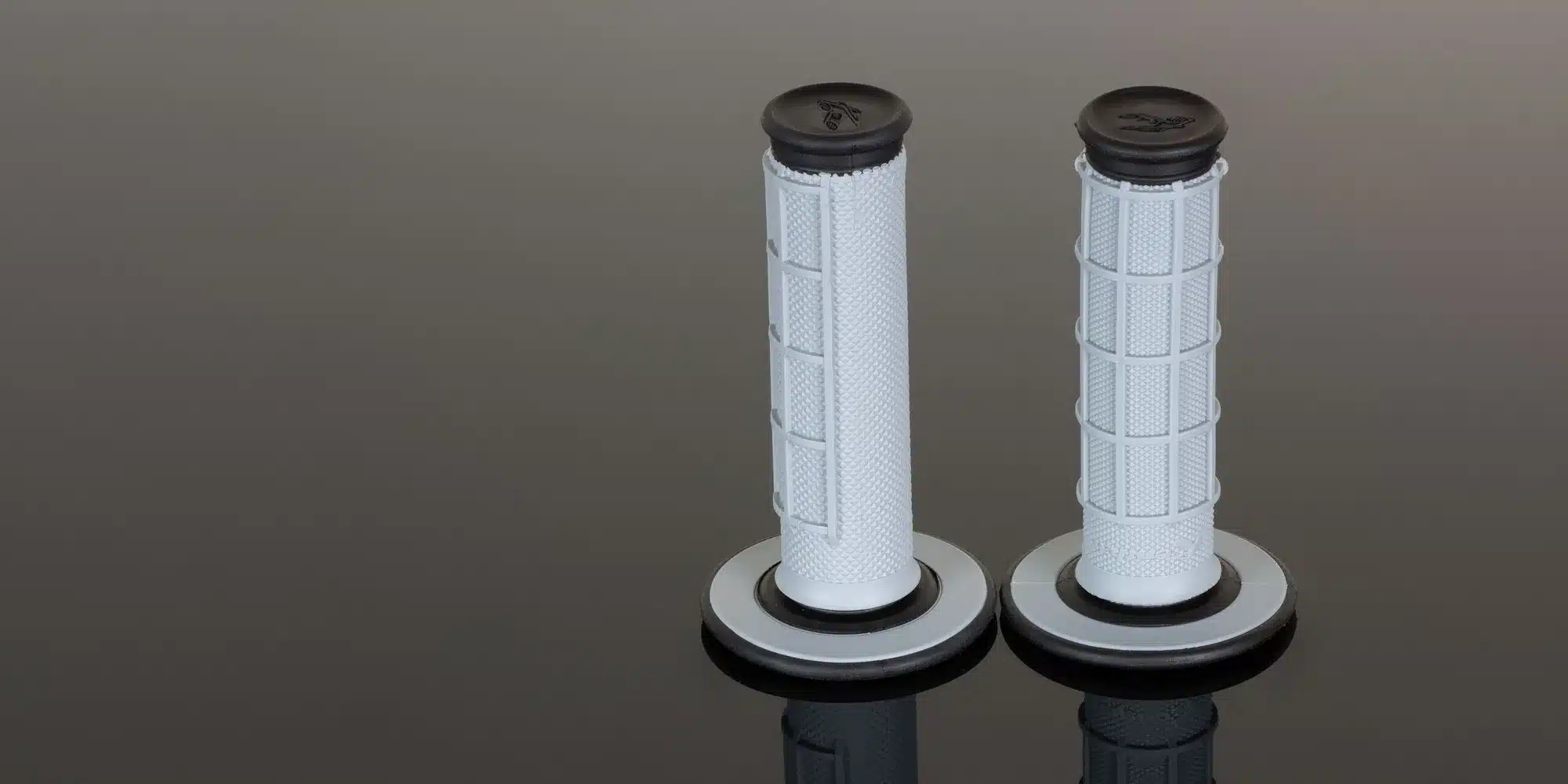 Zwei Motorradgriffe der Dual MX Serie in unterschiedlichen Profilvarianten von Renthal.