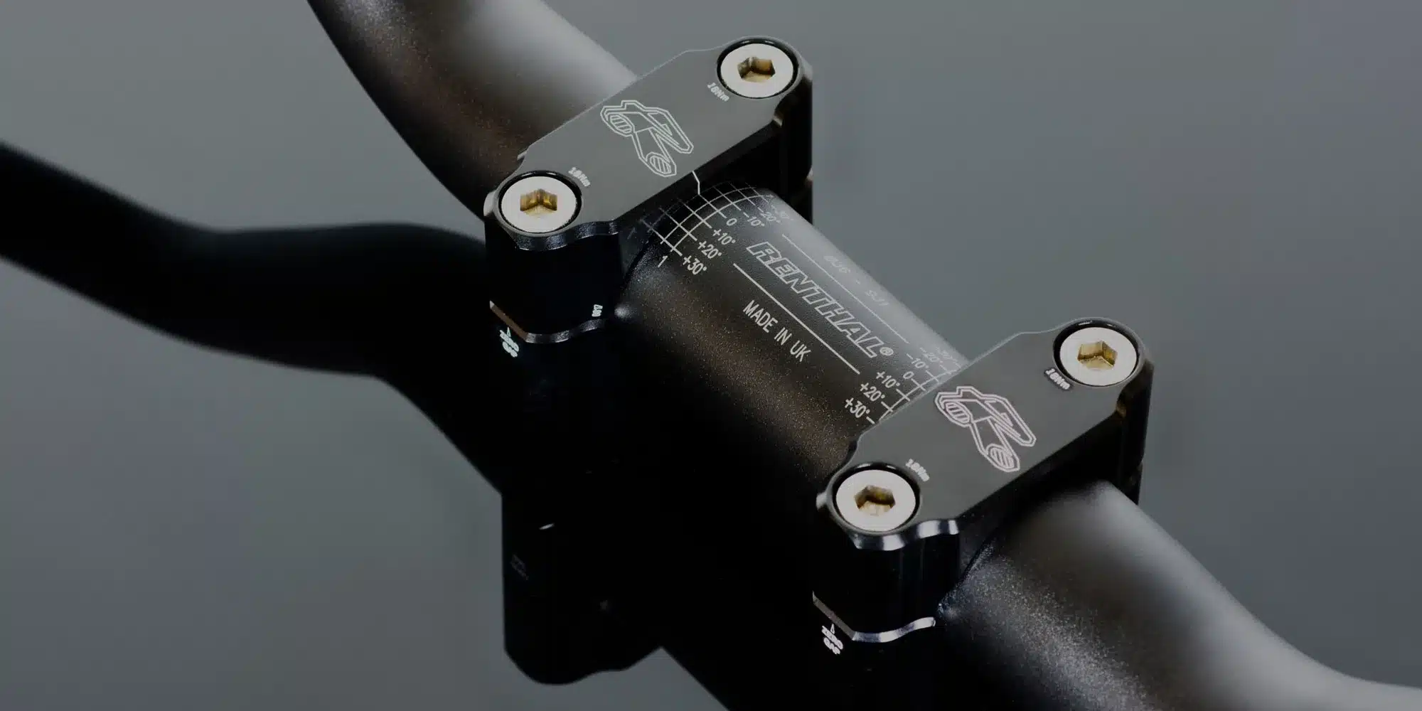 Renthal Fatbar®36 Lenker mit 36 mm Klemmung in Nahaufnahme, Aluminium schwarz mit Maßskala und Klemmbock.