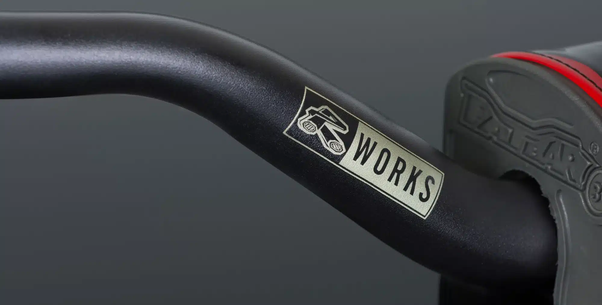 Nahaufnahme des Renthal Fatbar®36 Lenkers mit R-Works Logo und Fatbar-Prägung.
