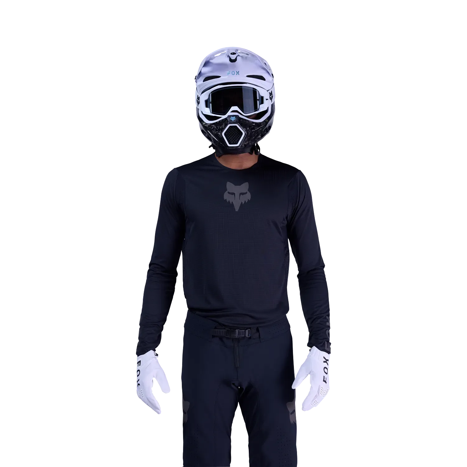 Fahrer trägt das schwarze Flexair Blackout Jersey mit Helm und Handschuhen, frontal fotografiert vor schwarzem Hintergrund.