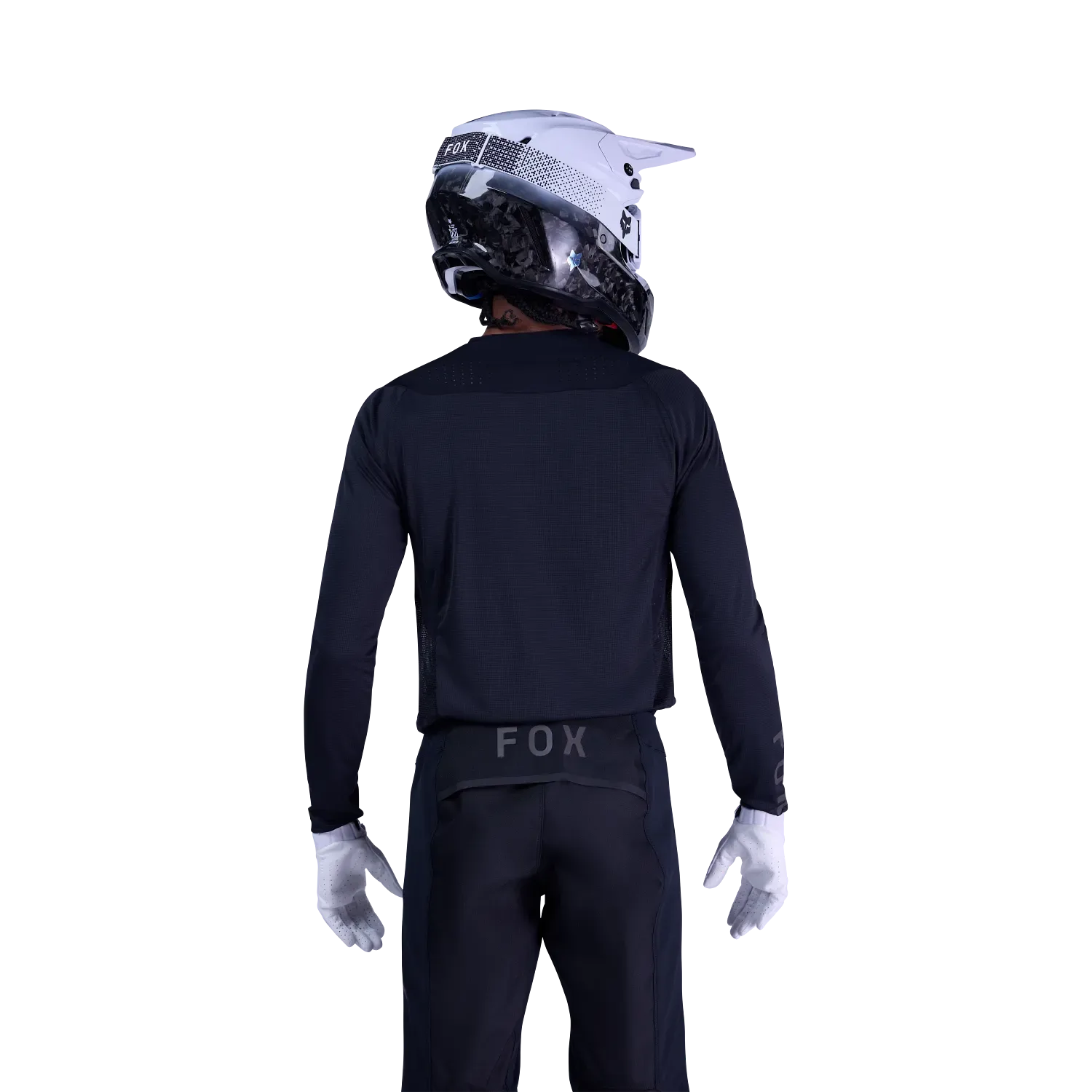 Motocross-Fahrer mit Helm trägt das Flexair Blackout Jersey in Schwarz von Fox – Rückansicht.