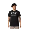 Mann trägt das schwarze Funktions-T-Shirt Non Stop von Fox Racing mit weißem Logo-Print auf der Brust.