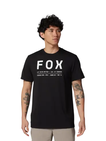 Mann trägt das schwarze Funktions-T-Shirt Non Stop von Fox Racing mit weißem Logo-Print auf der Brust.