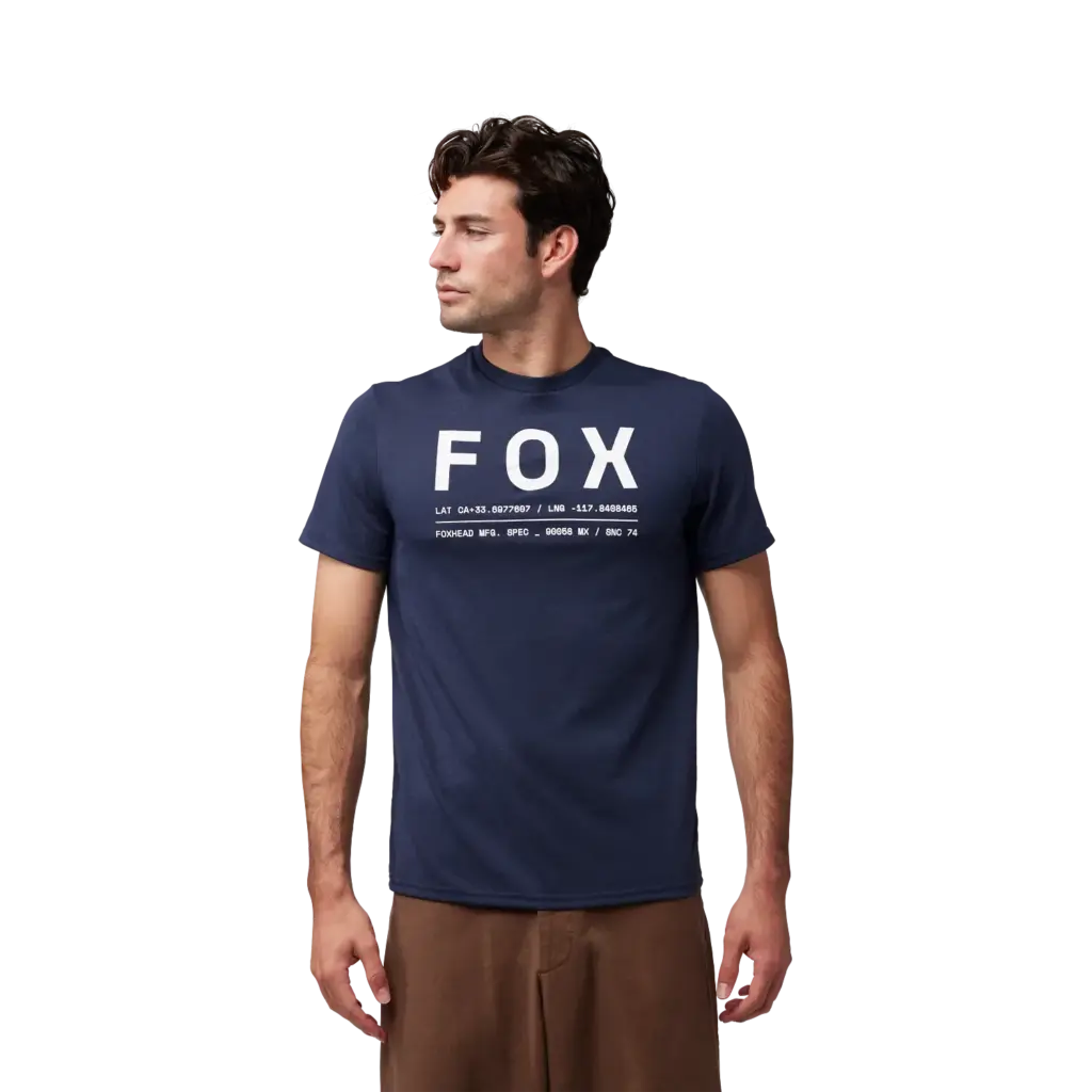 Mann trägt das Fox Funktions-T-Shirt Non Stop in Dunkelblau mit großem Fox-Schriftzug.