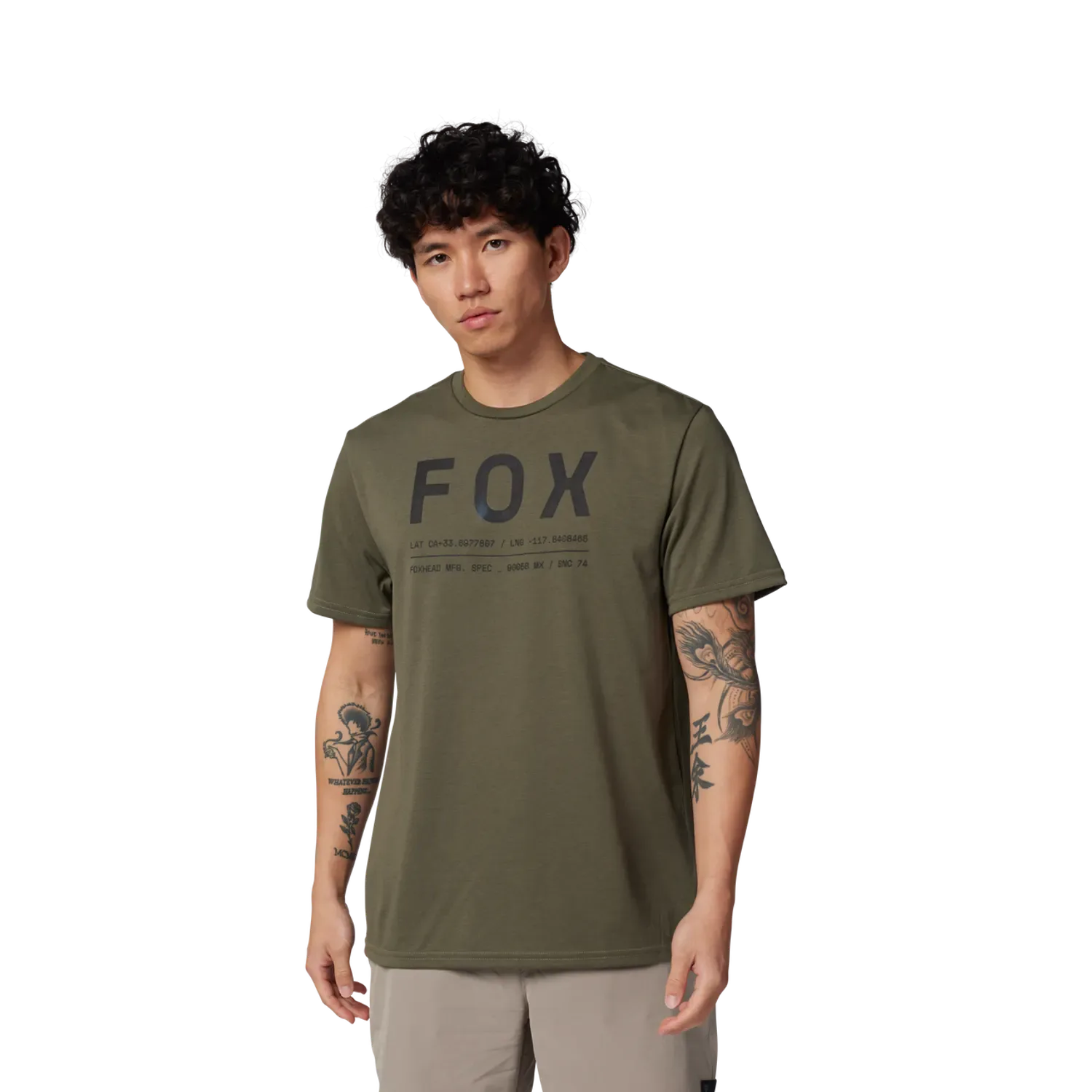 Mann mit Fox Non Stop Funktions-T-Shirt in Olivgrün, steht frontal und zeigt das Design mit großem Logo.