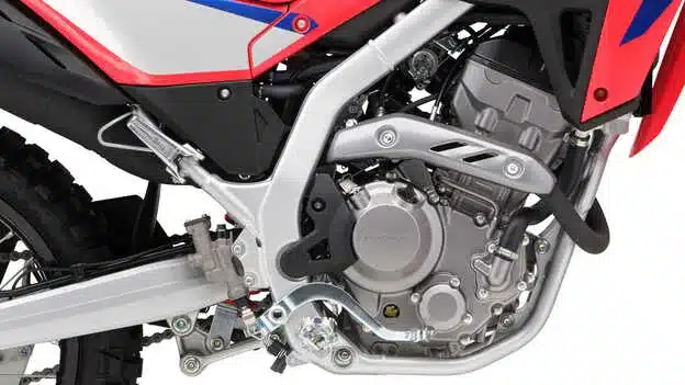 Nahaufnahme des 286-ccm-Einzylindermotors und Rahmens einer Honda CRF300L