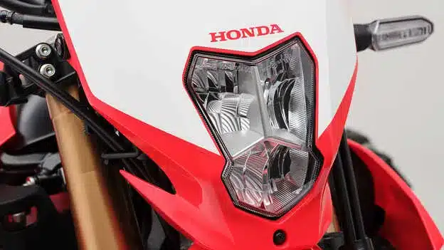 LED-Frontscheinwerfer der Honda CRF300L, Nahaufnahme
