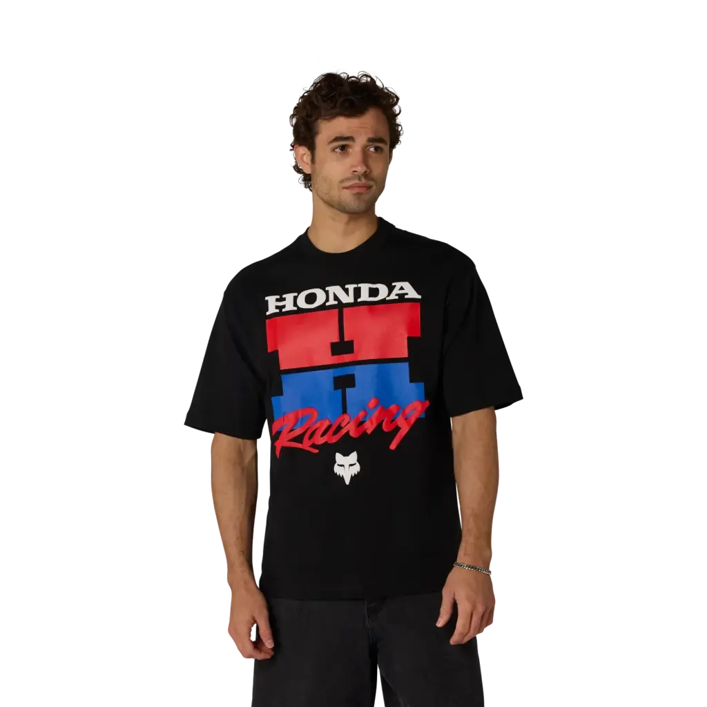 Honda Oversized T-Shirt in Schwarz mit rotem und blauem Racing-Print, getragen von einem Modell.