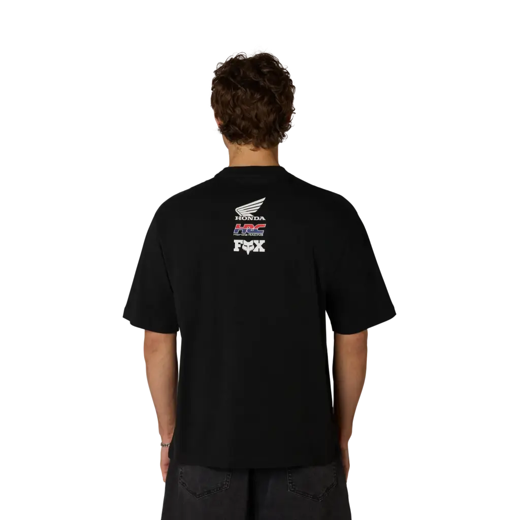 Mann trägt ein schwarzes, oversized T-Shirt mit Honda, HRC und FOX Grafik auf der Rückenpartie.