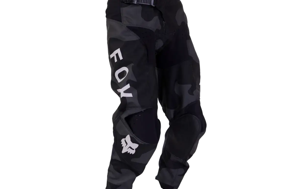 Fox 180 Bnkr Jugend Crosshose in Schwarz Camouflage mit robusten Lederbesätzen und markantem Logo.