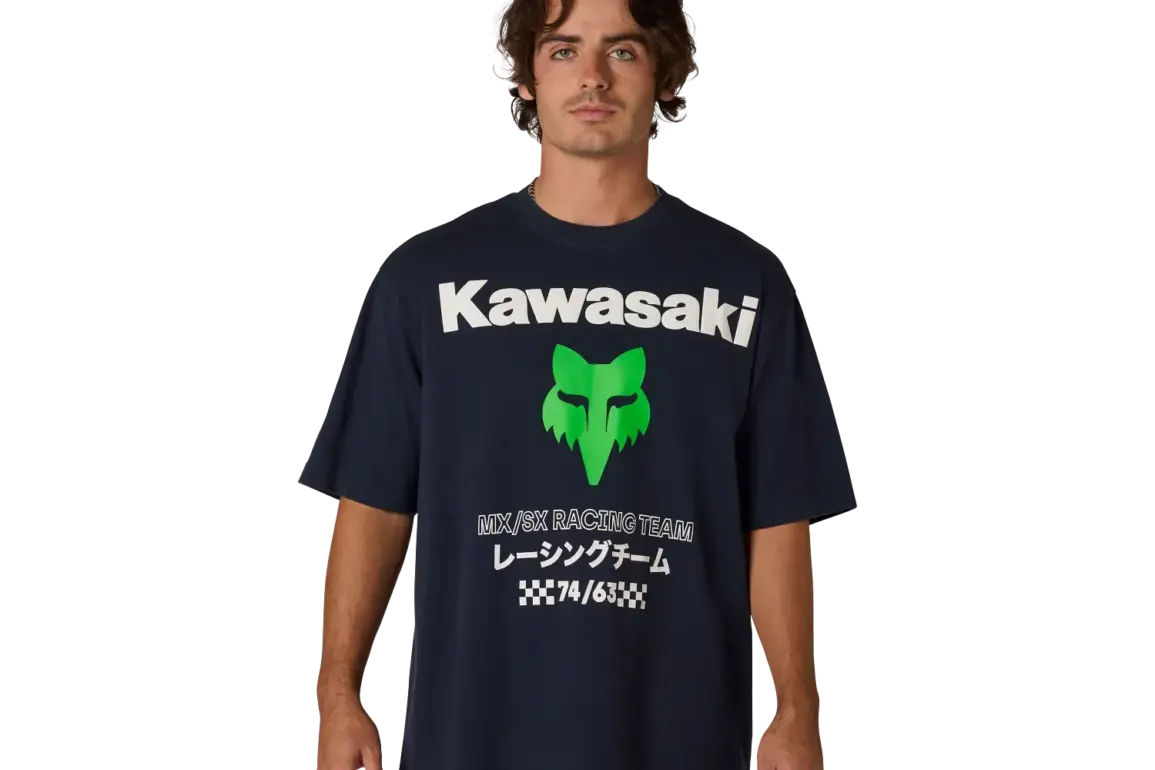 Kawasaki Oversized T-Shirt in Schwarz mit grünem Fox-Logo und großem Aufdruck, getragen von einem Mann