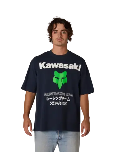 Kawasaki Oversized T-Shirt in Schwarz mit grünem Fox-Logo und großem Aufdruck, getragen von einem Mann