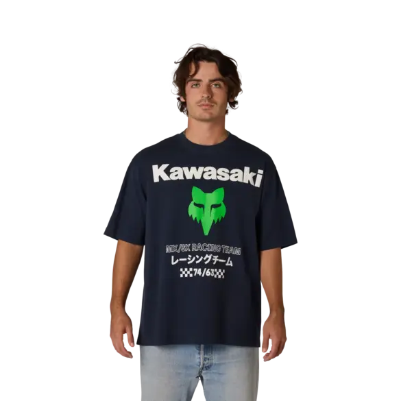 Kawasaki Oversized T-Shirt in Schwarz mit grünem Fox-Logo und großem Aufdruck, getragen von einem Mann