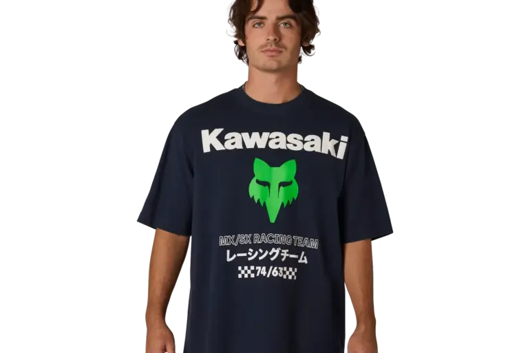 Kawasaki Oversized T-Shirt in Schwarz mit grünem Fox-Logo und großem Aufdruck, getragen von einem Mann