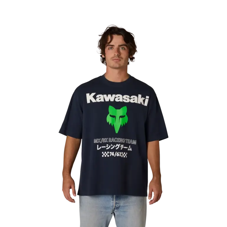 Kawasaki Oversized T-Shirt in Schwarz mit grünem Fox-Logo und großem Aufdruck, getragen von einem Mann