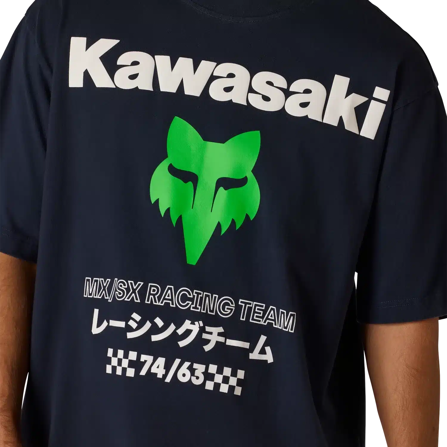 Detailansicht des Rückenprints vom schwarzen Kawasaki Oversized T-Shirt mit großem Fox-Logo, japanischem Schriftzug und Racing-Elementen.