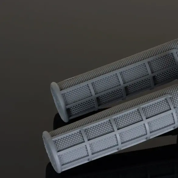 Zwei graue Renthal MX-Griffe im Full Waffle Muster auf dunklem Untergrund