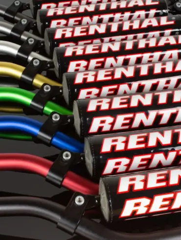 Mehrere Renthal 7/8 Zoll Motorradlenker mit Strebe in verschiedenen Farben nebeneinander angeordnet