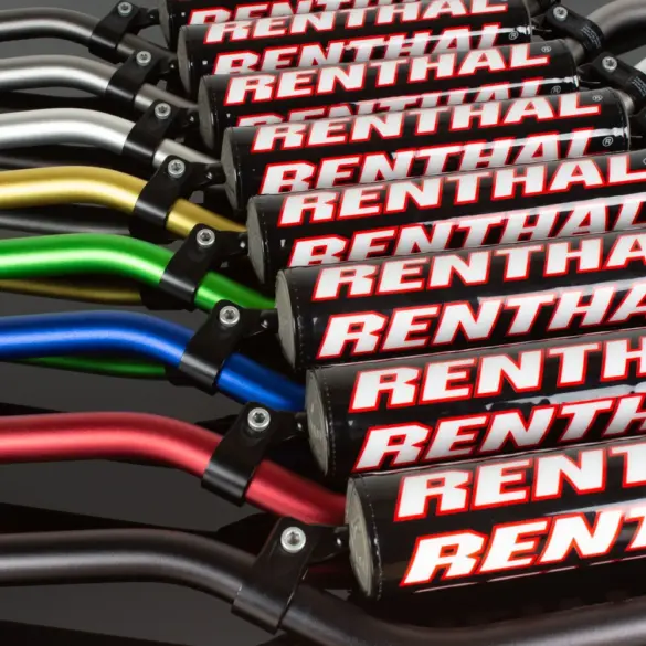 Mehrere Renthal 7/8 Zoll Motorradlenker mit Strebe in verschiedenen Farben nebeneinander angeordnet