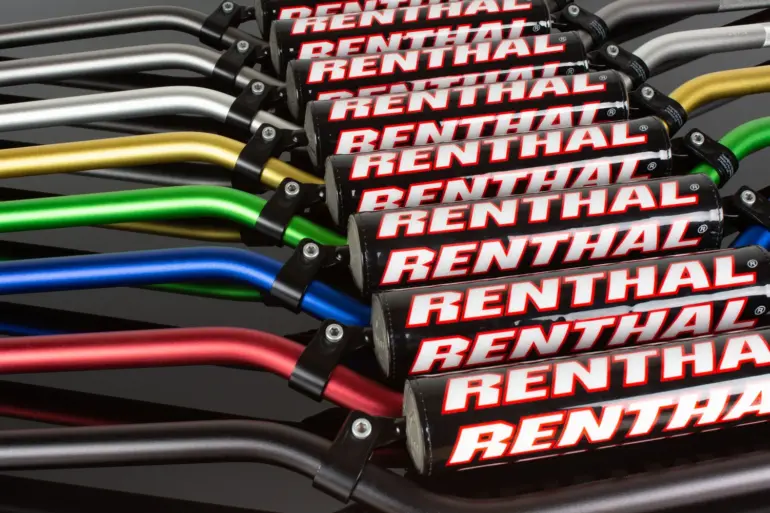 Mehrere Renthal 7/8 Zoll Motorradlenker mit Strebe in verschiedenen Farben nebeneinander angeordnet