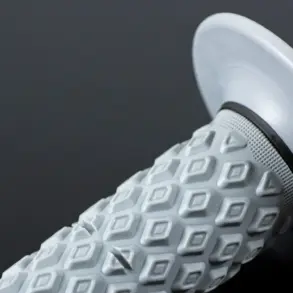 Nahaufnahme eines Renthal Comfort MX Motorradgriffs mit rautenförmigem Komfortprofil und Flansch