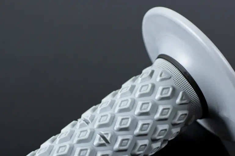 Nahaufnahme eines Renthal Comfort MX Motorradgriffs mit rautenförmigem Komfortprofil und Flansch