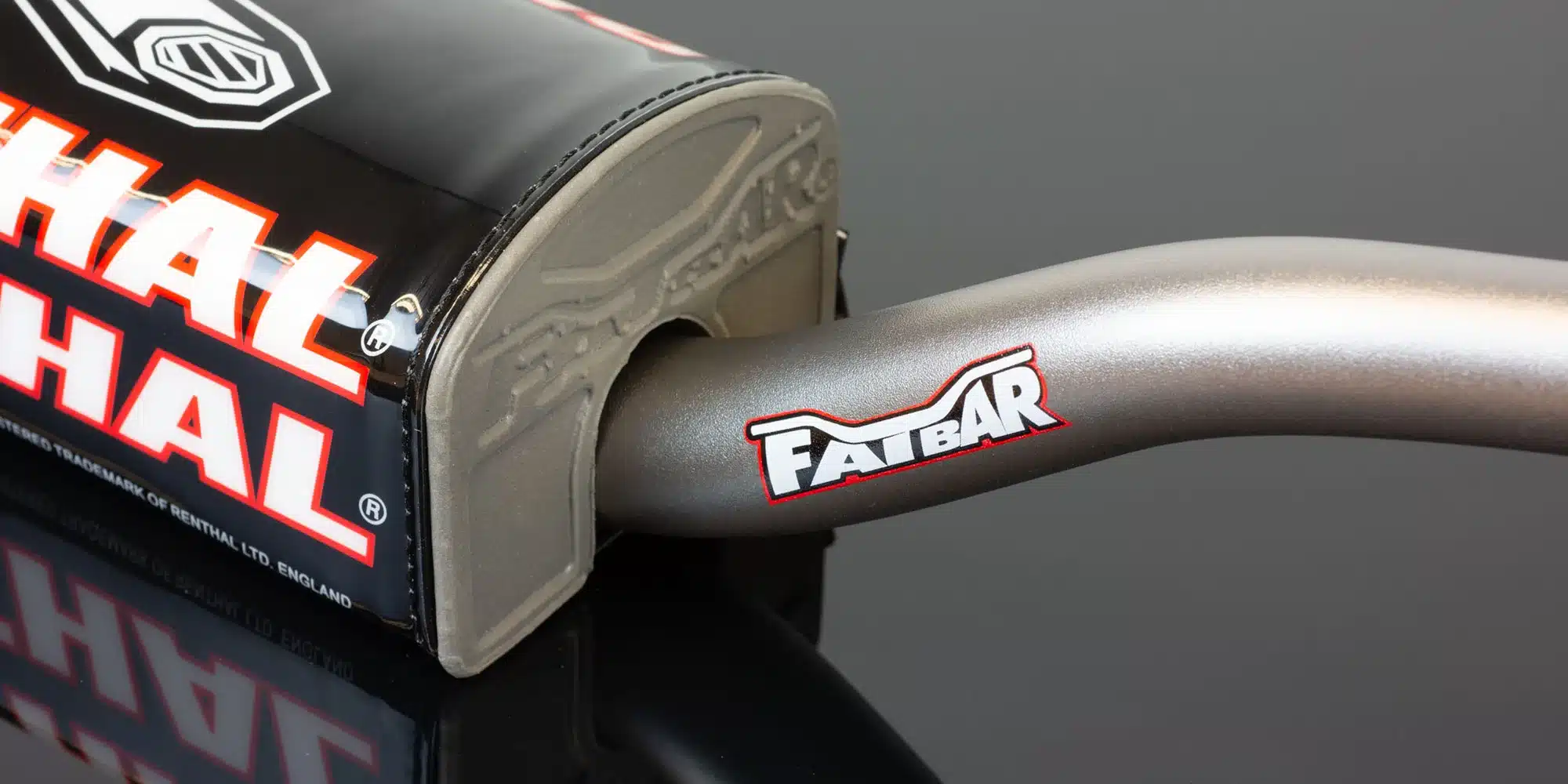 Renthal Fatbar Lenker mit Schaum-Polster, Detailansicht in Tanium-Farbe