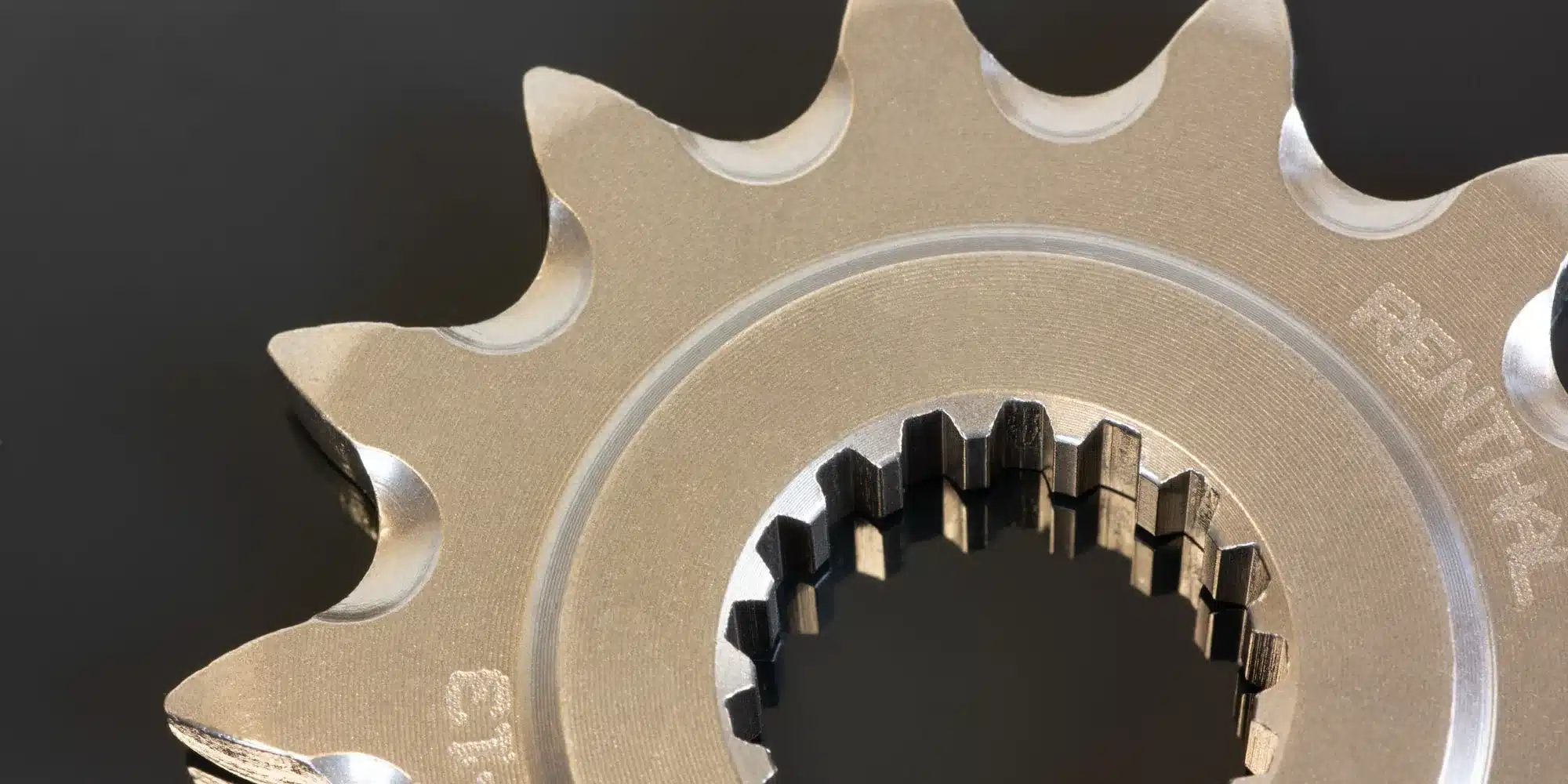 Renthal Vorderrad-Kettenrad aus gehärtetem Stahl für Motorradantriebssysteme in Nahaufnahme